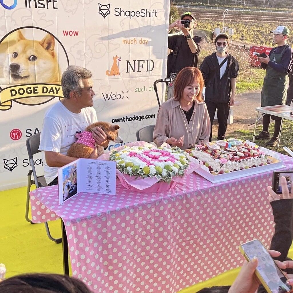 Kabosu Mama et Kabosu Papa pour le Doge Day de 2023.